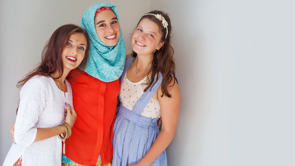 Williams espera que las familias musulmanas puedan cuidar a menores de todas las creencias. (Foto: GETTY/LiudmylaSupynska) Tres chicas de diferente religión