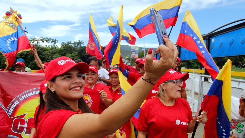 Venezolanos festejando en el Puente Internacional Simón Bolívar durante la juramentación de Gustavo Petro, el 7 de agosto de 2022.