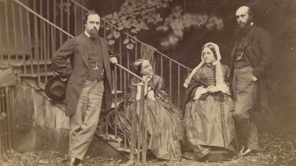 La familia Rossetti (de izq. a der.): Dante Gabriel, Christina, su madre y William Michael