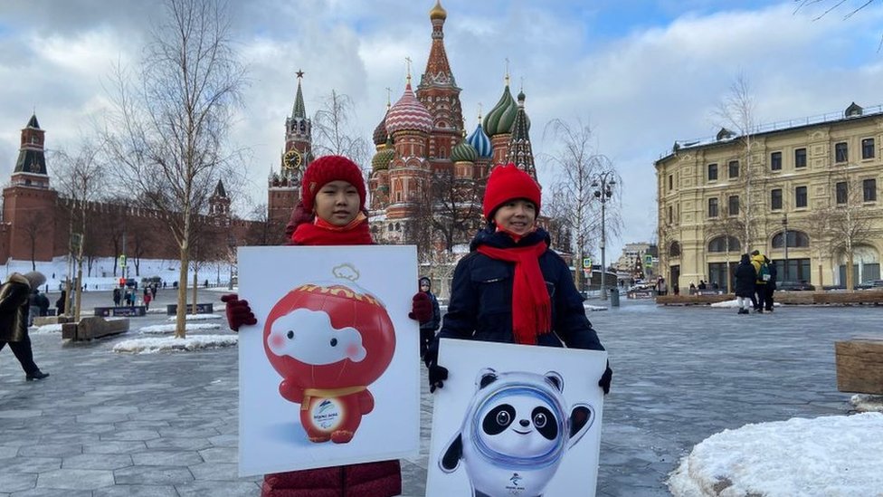 Moskova'daki Kızıl Meydan'da Pekin Olimpiyatlarının maskotunu taşıyan çocuklar