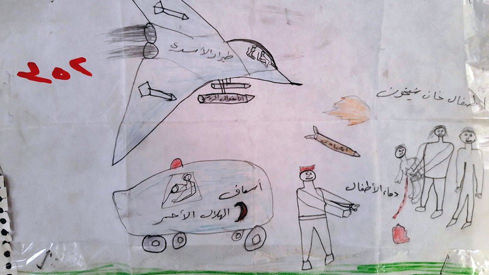 Un dibujo hecho por un niño refugiado sirio muestra a un avión de guerra, una ambulancia y misiles en dirección a dos personas que cargan a un niño herido.