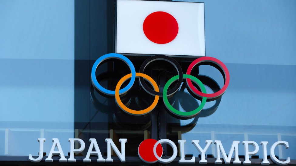 Bandera japonesa con el emblema de los Juegos Olímpicos.