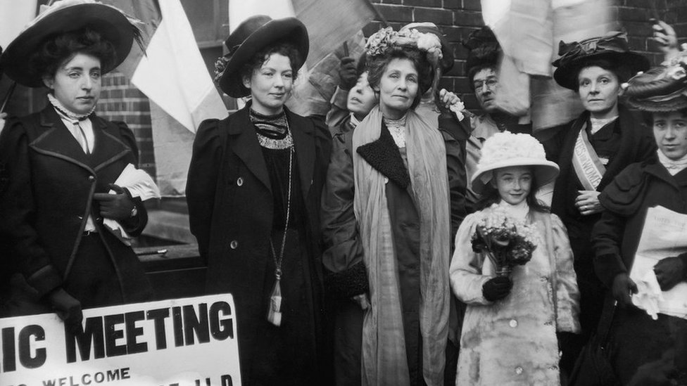Diciembre de 1908: sufragistas inglesas Emmeline Pankhurst y su hija Christabel Harriette saliendo de la prisión en Bow Street, Londres, Reino Unido.