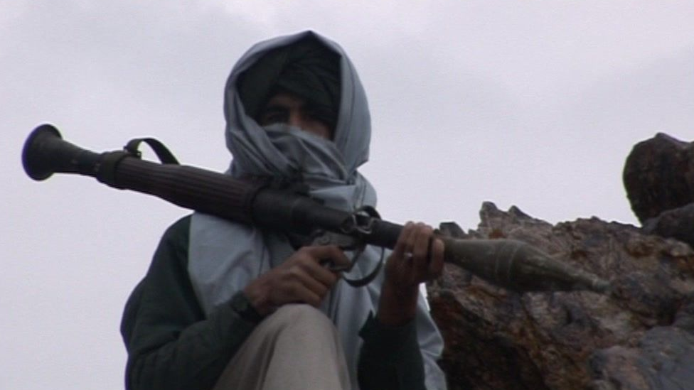 Un combatiente talibán con un lanzacohetes en 2001