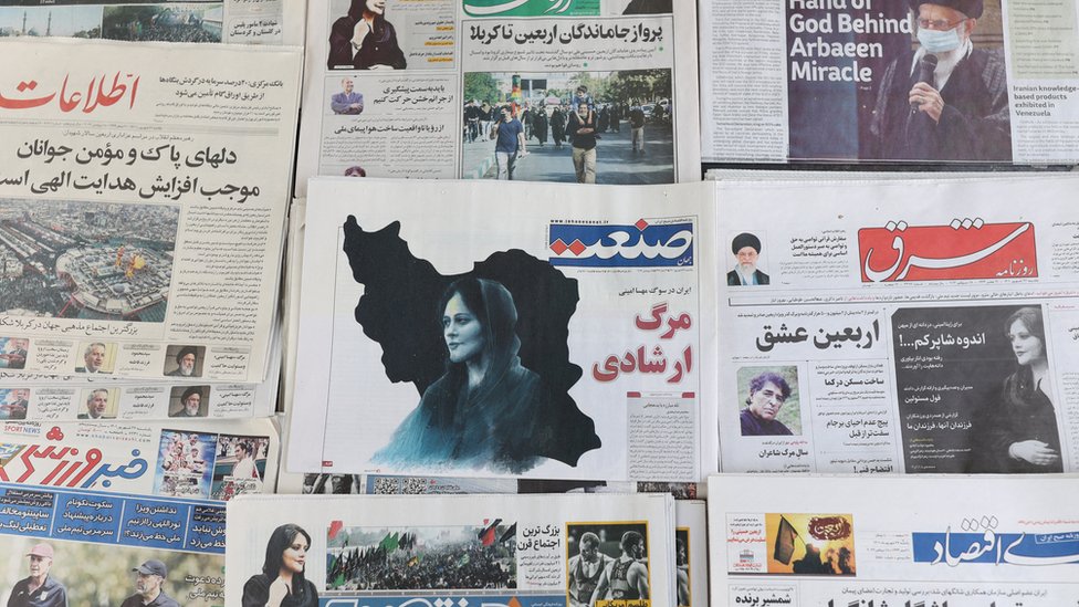Jornais iranianos à venda em Teerã mostram fotos de Mahsa Amini em 18 de setembro de 2022
