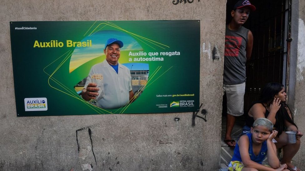 Casa com cartaz do Auxílio Brasil