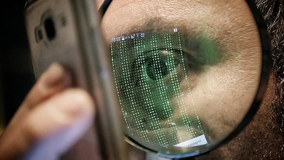 A veces los hackers usan las conexiones a bluetooth para enviar spam. Otras, para robar datos y contactos. hackers