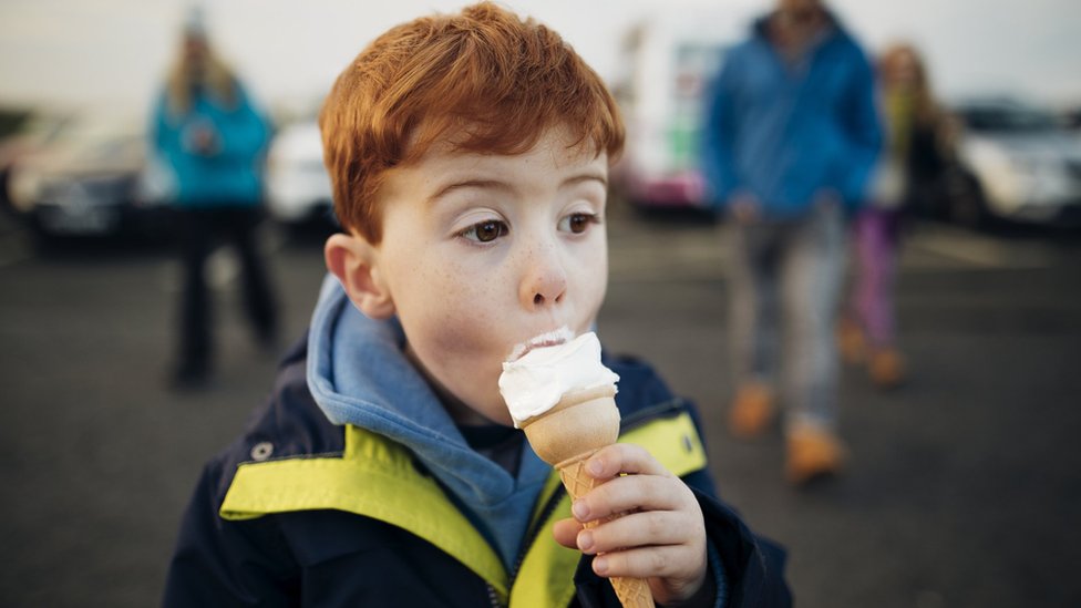 dečak jede sladoled
