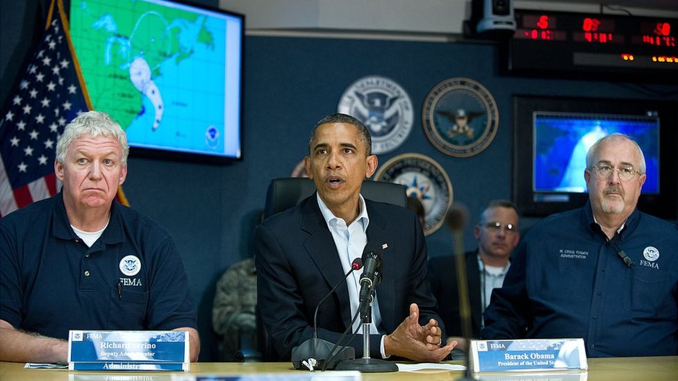 Las normas aprobadas por Obama buscaban garantizar que las nuevas construcciones fueran más resistentes a las inundaciones. Barack Obama durante el huracán Sandy.