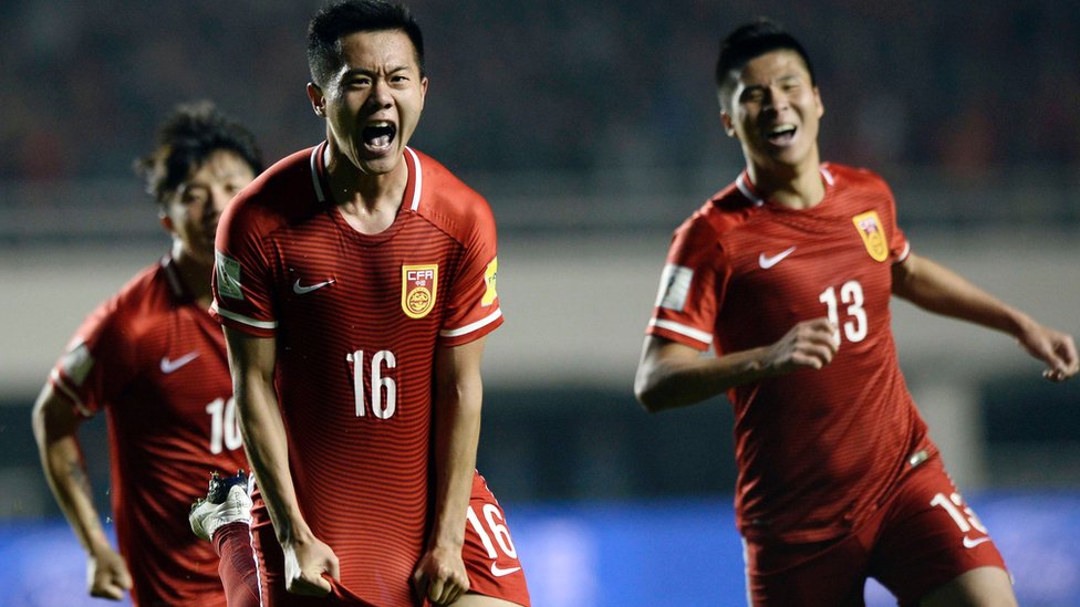 Хуан Боуэн (C) из Китая празднует со своими товарищами по команде после гола в матче с Катаром 29 марта 2016 г.