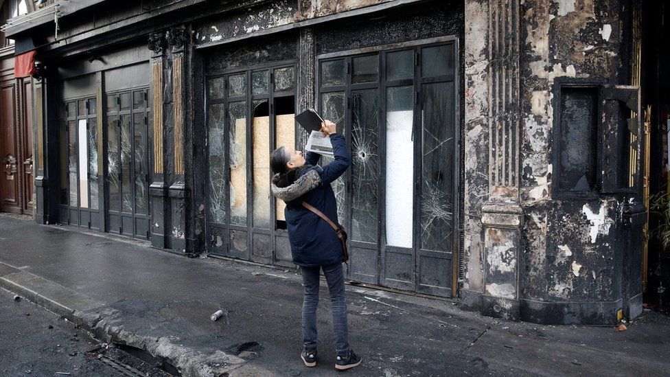 Warga di Paris mengambil foto