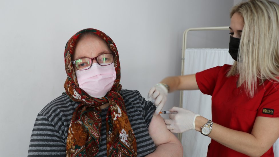 Türkiye'de 65 yaş üstüne Covid aşısı yapılmaya bu hafta başlandı.
