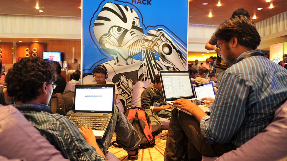 Участники используют свои портативные компьютеры во время пятого выпуска Open Hack India
