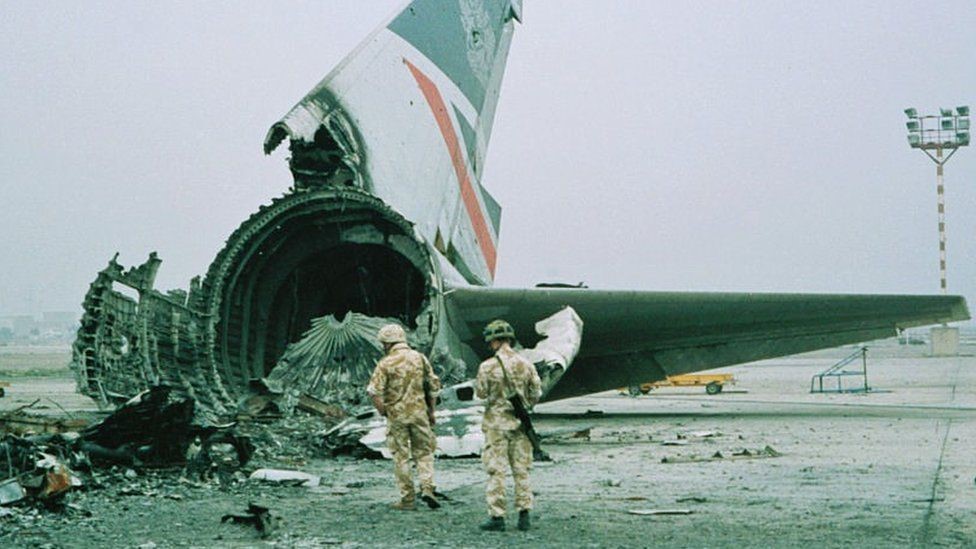 الطائرة في مطار الكويت بعد تدميرها.