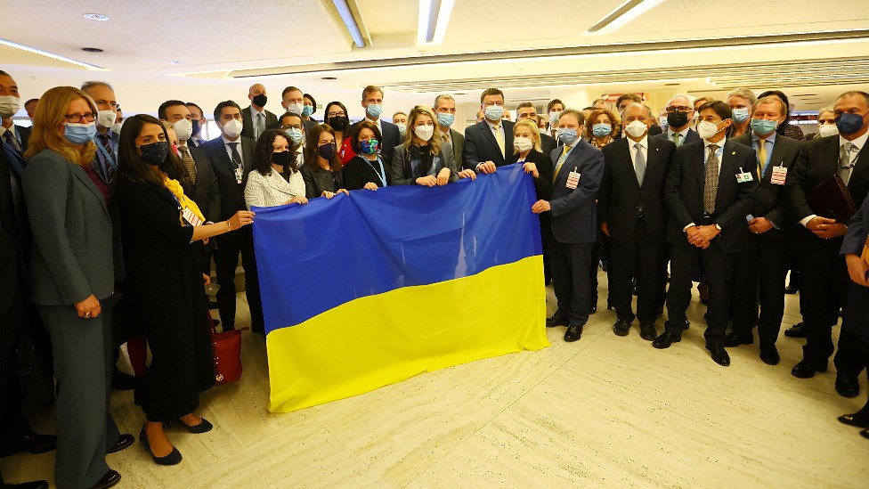 Tras abandonar la sala, los diplomáticos se congregaron junto a la embajadora de Ucrania tras una gran bandera del país.