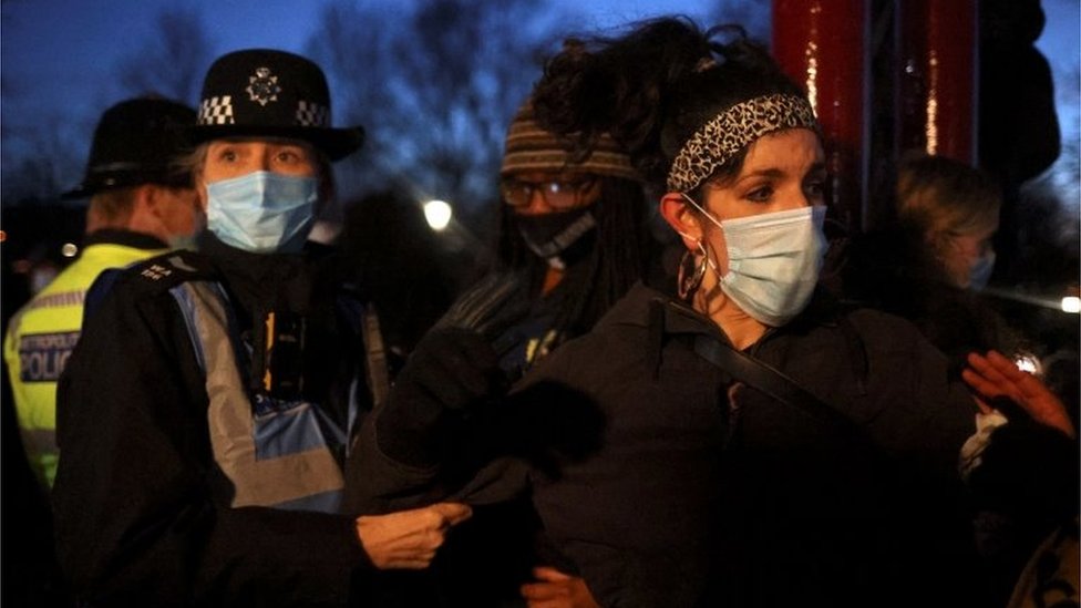 Londra'da Sarah Everard cinayetini protesto eden kadınlara polis müdahale etti