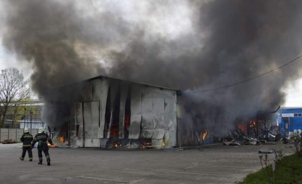 烏克蘭東北部哈爾科夫遭炮擊後發生火災，消防員在現場滅火