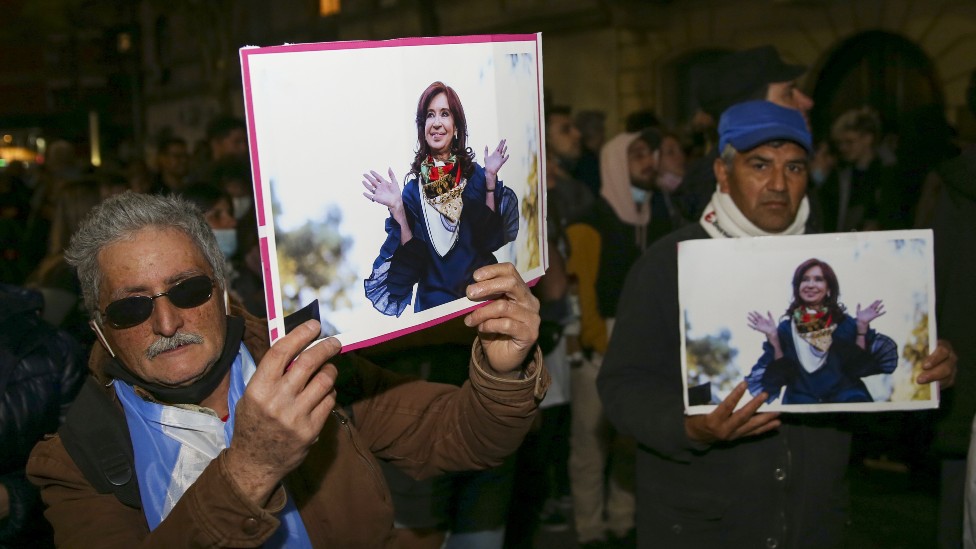 "The crack" and the atmosphere of "extreme tension" in which the attack on Cristina Fernández de Kirchner took place in Argentina Protesters show support for Cristina Fernández de Kirchner near her residence in Buenos Aires