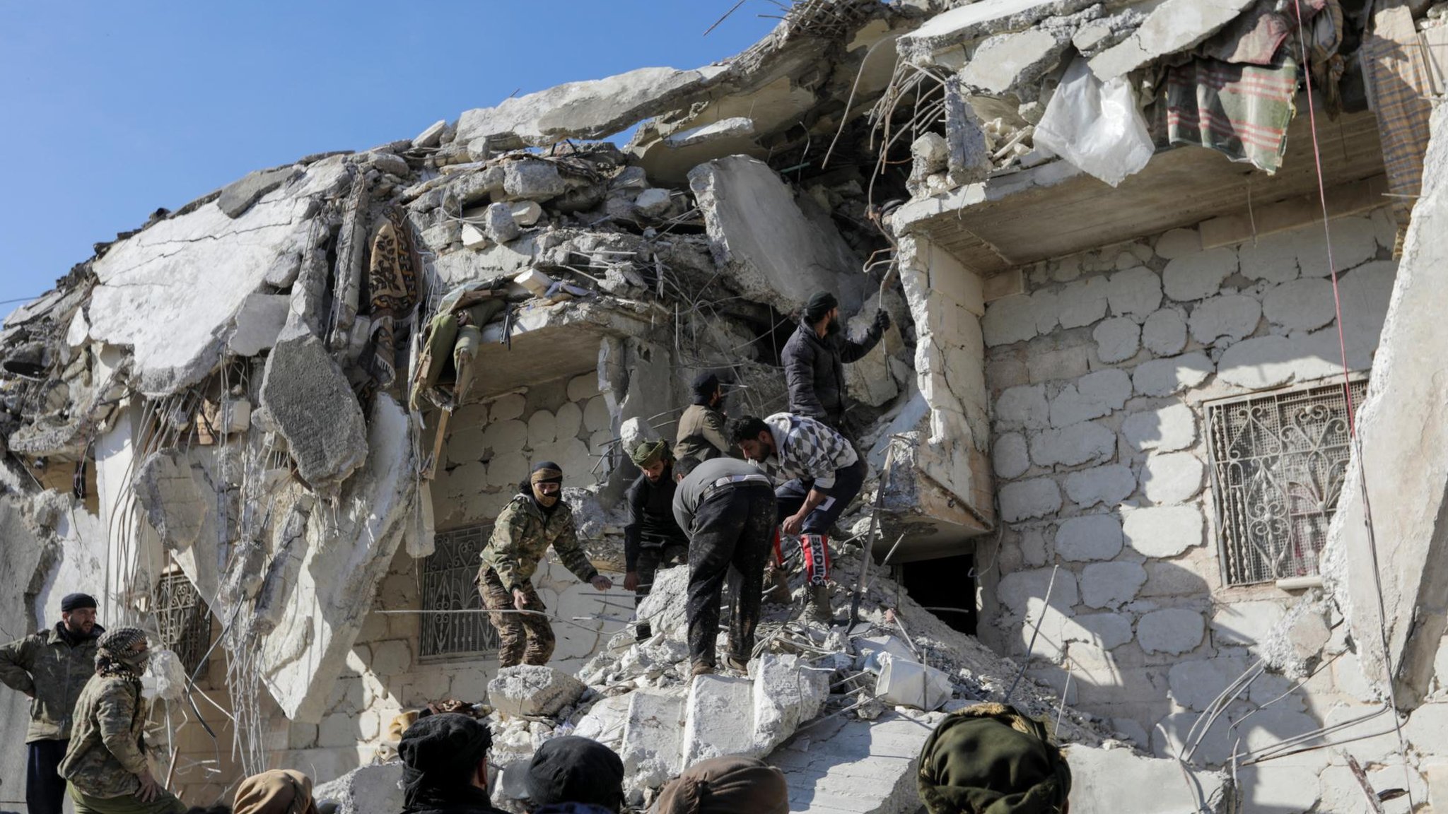 عمليات الإنقاذ في بلدة جنديرس السورية