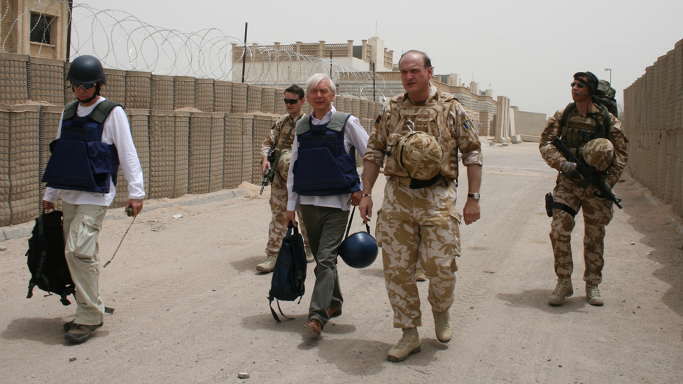Джон Хамфрис с британскими войсками на их военной базе в Басре в 2003 году