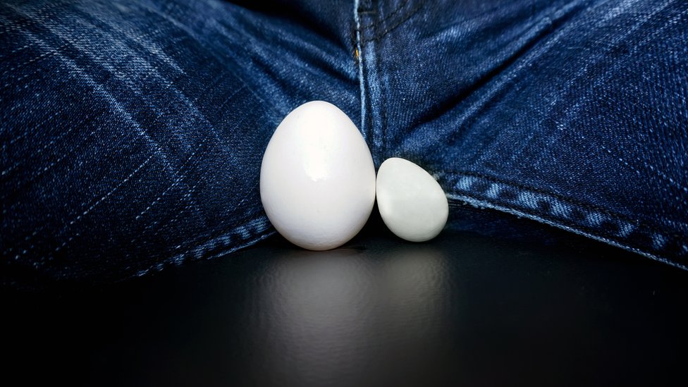 Dos huevos de gallina representando hidrocele.