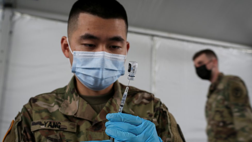 Un soldado con una inyección de la vacuna de Pfizer