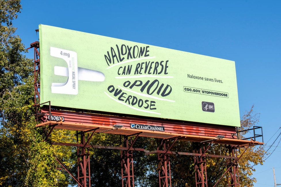 Un cartel de los CDC que dice que la naloxona puede revertir las sobredosis por opioides. St Paul, Minnesota, Estados Unidos, 10 de octubre de 2022.