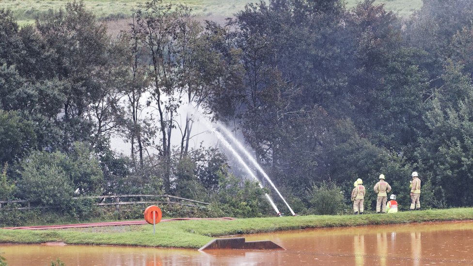 Пожарные качают воду в огонь