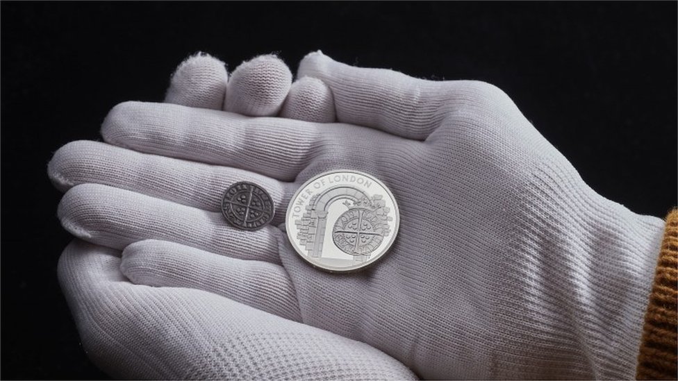Копия монеты Эдуарда I и памятная монета