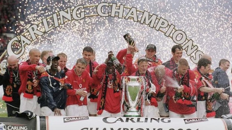 لاعبو مانشستر يونايتد يحتفلون بالفوز بلقب الدوري الإنجليزي الممتاز عام 2001