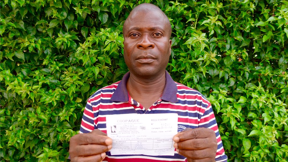 Джордж Коффи Куаме с квитанцией на поставку какао в октябре 2016 года