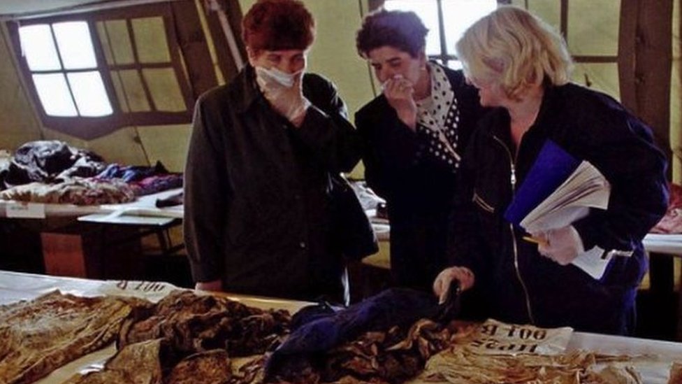 In 2002, Serbian authorities exhibited personal belongings found in mass graves and invited families of missing Kosovo Serbs for identification