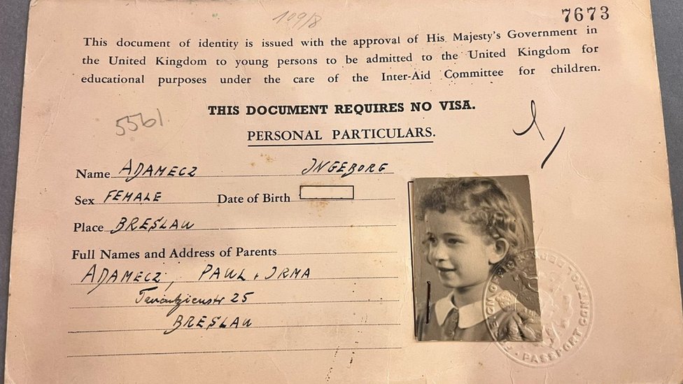 Un formulario antiguo con los detalles de Inge y una foto antigua