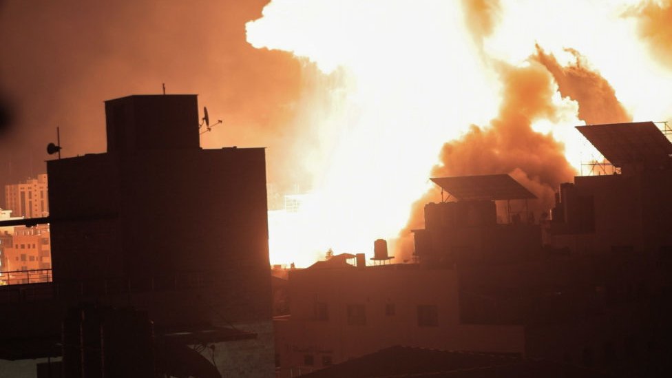Fuego en edificios en Gaza tras un bombardeo.
