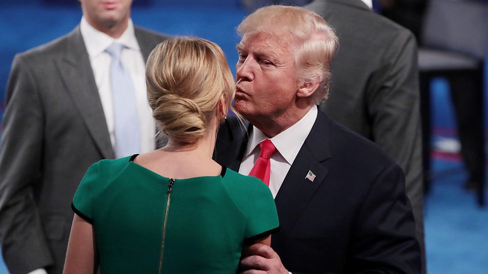 Ivanka Trump es una de las personas más cercanas a Donald Trump. Donald Trump dándole un beso en la mejilla a Ivanka Trump.