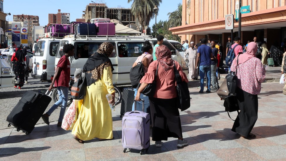 الأشخاص الذين فروا من السودان يصلون إلى محطة السكة الحديد في أسوان