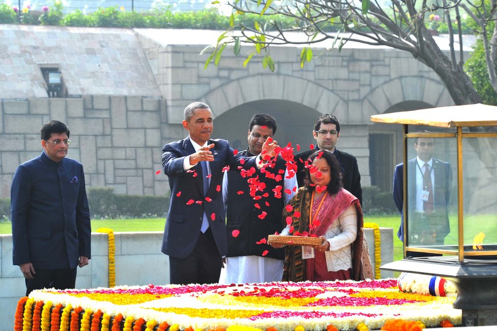 Президент США Барак Обама воздает дань уважения цветами в самадхи Махатмы Ганди в Раджгхате в Дели.