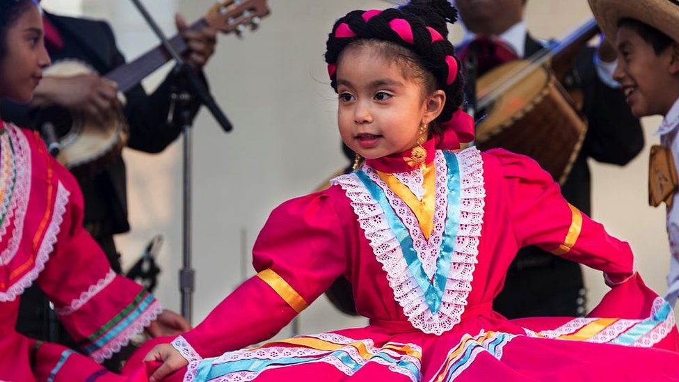 Niña mexicana bailando