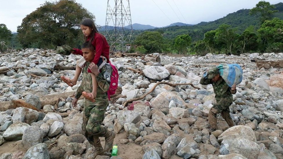 Policías, militares, bomberos y personal de emergencias se encargan de las labores de rescate. Niña rescatada