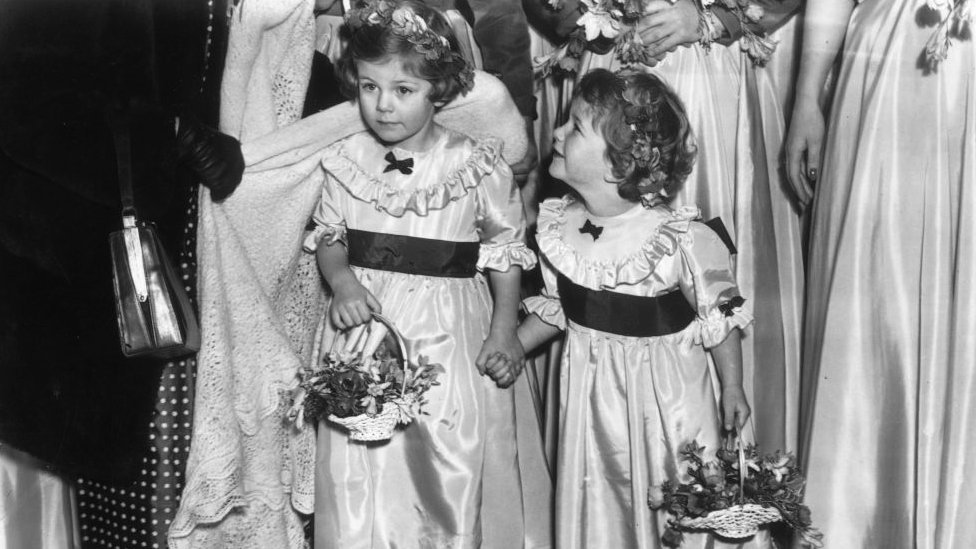 Camila Parker Bowles (izqda), con su hermana Annabel, en una boda en 1952.