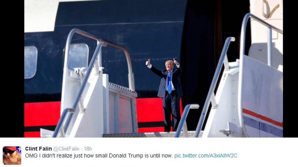Подправленный маленький Трамп на ступенях самолета с поднятыми вверх большими пальцами. Пользователь Twitter @ClintFalin пишет в Твиттере: Боже мой, я до сих пор не осознавал, насколько мал Дональд Трамп.