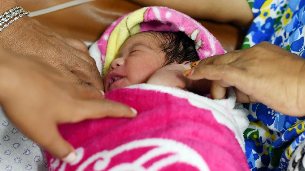 Un bebé recién nacido en Indonesia el 6 de octubre de 2018