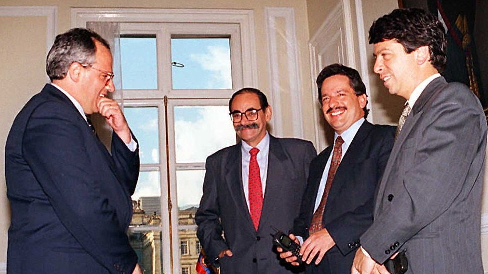 El expresidente colombiano Ernesto Samper acompañado por sus ministros