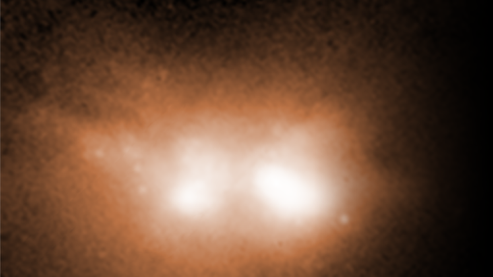 La imagen tomada por el telescopio espacial Hubble muestra la fusión de las dos galaxias