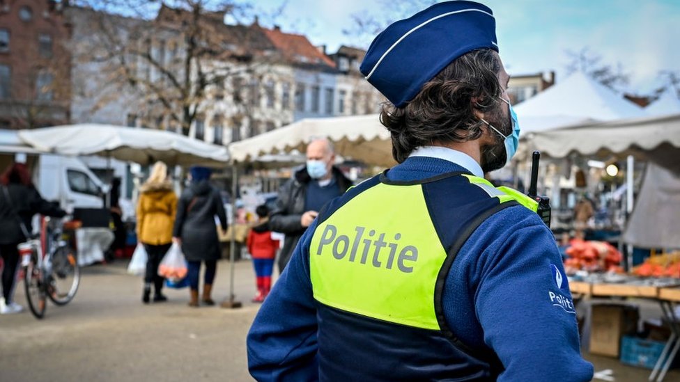 Патруль местной полиции Антверпена в Антверпене, пятница, 30 октября 2020 г.