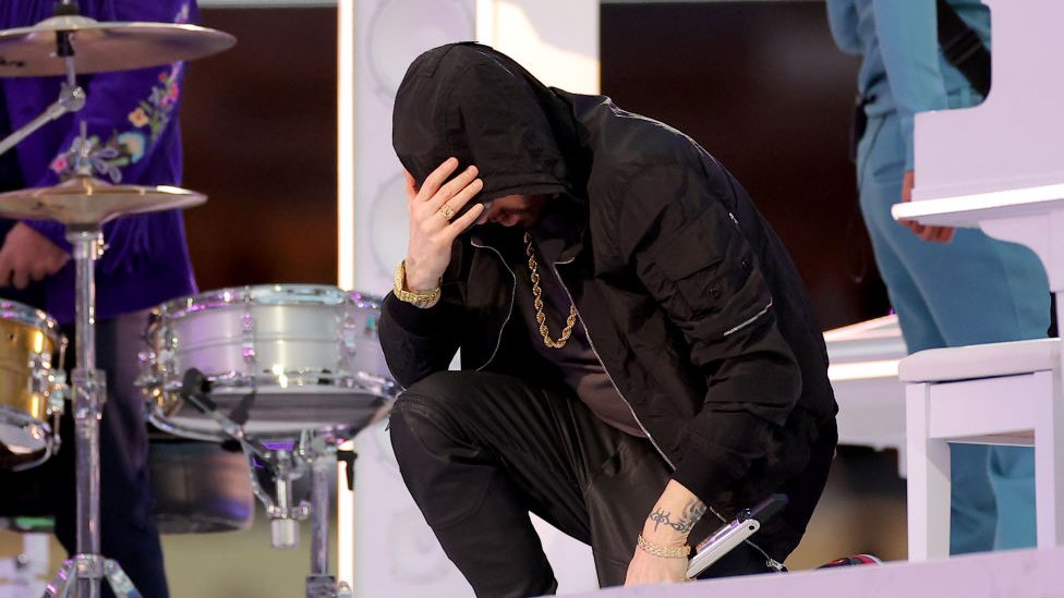 Eminem se arrodilla en el escenario