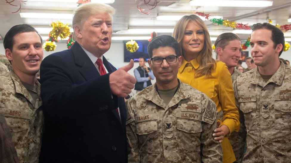 Donald i Melanija tramp sa vojinicima u bazi u Iraku