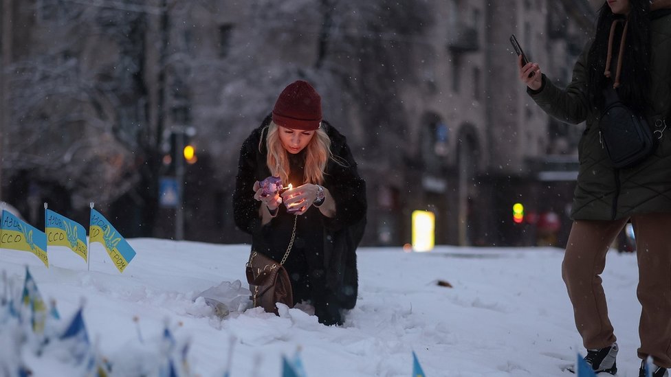 Members of the public are seen lighting candles in Independence square on 27 November, 2022 in Kyiv, Ukraine