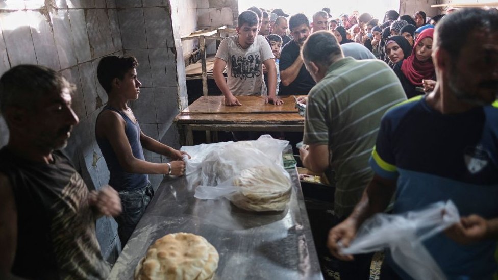 طوابير الخبز في لبنان