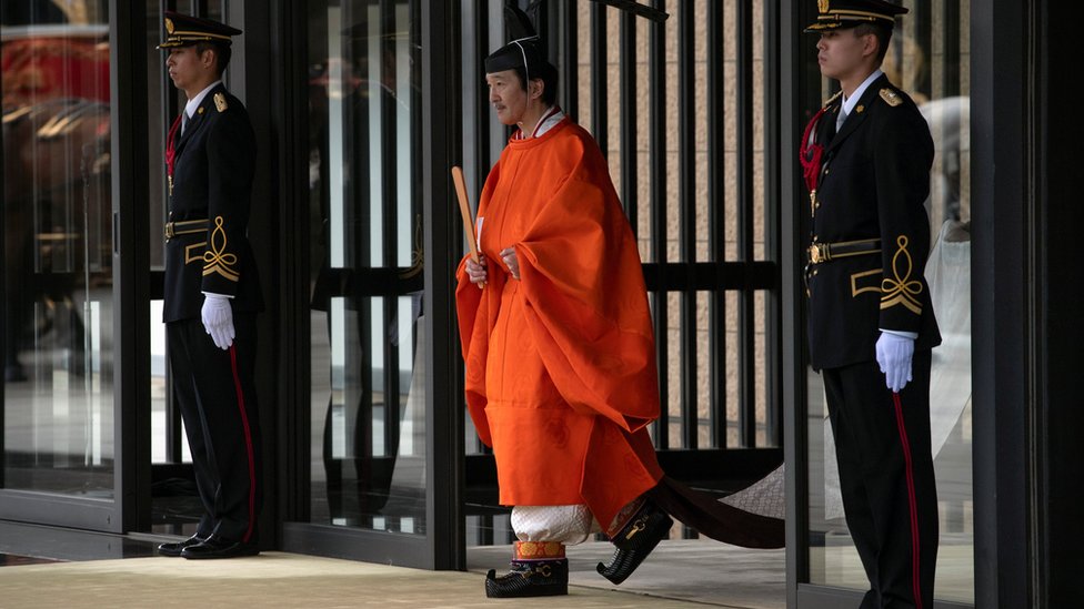 Принц Фумихито покидает императорский дворец после того, как его объявили вторым в очереди на престол